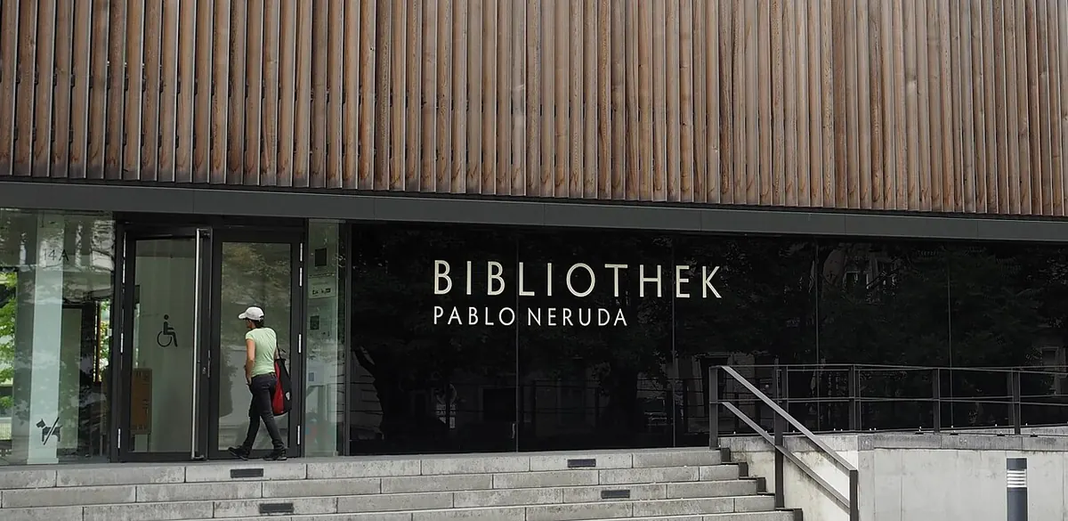 Eingang der Pablo-Neruda-Bibliothek, Berlin (Foto von 2016).