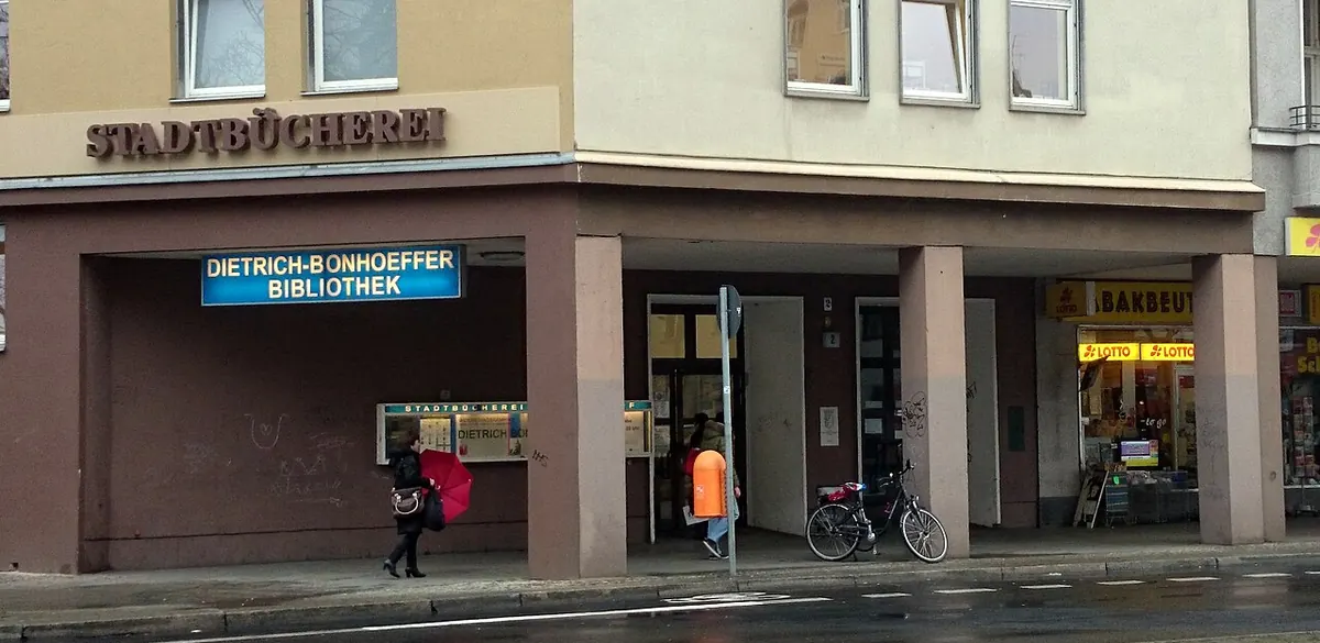 Außenansicht der Dietrich-Bonhoeffer-Bibliothek, Berlin (Foto von 2015).