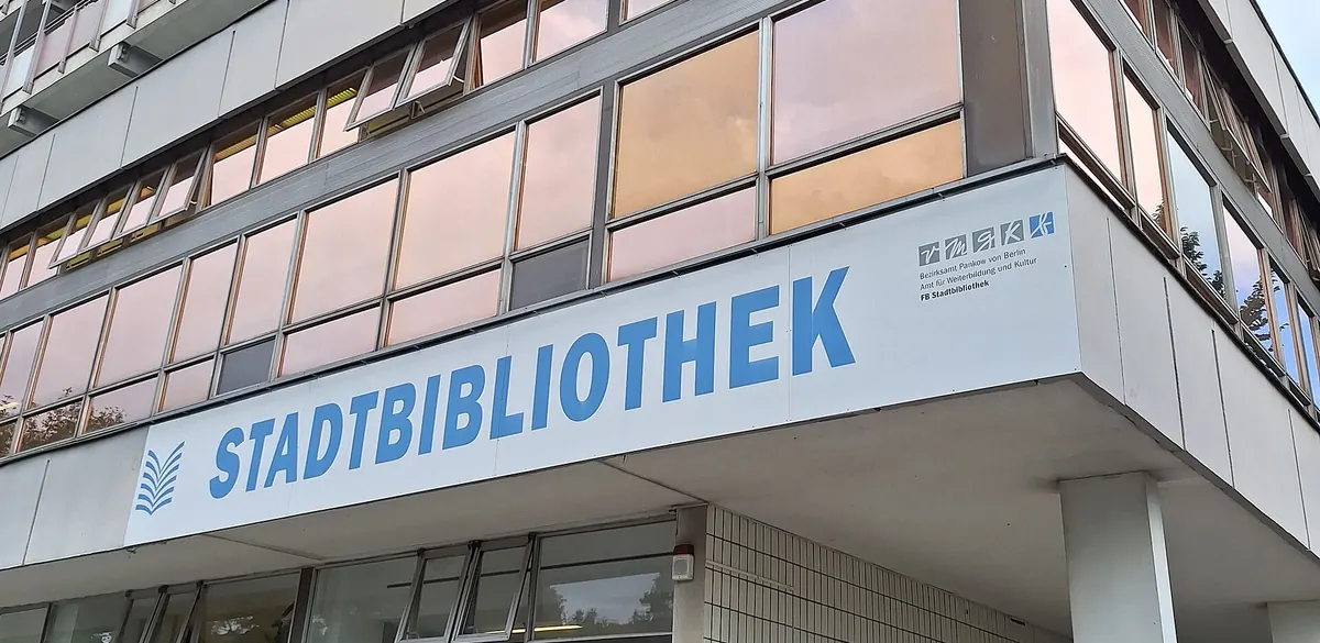 Außenansicht und Schild der Heinrich-Böll-Bibliothek, Berlin (Foto von 2023).