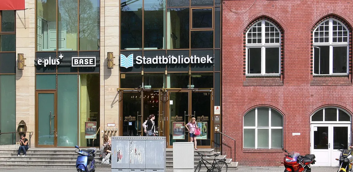 Eingang der Ingeborg-Drewitz-Bibliothek, Berlin-Steglitz (Foto von 2009).