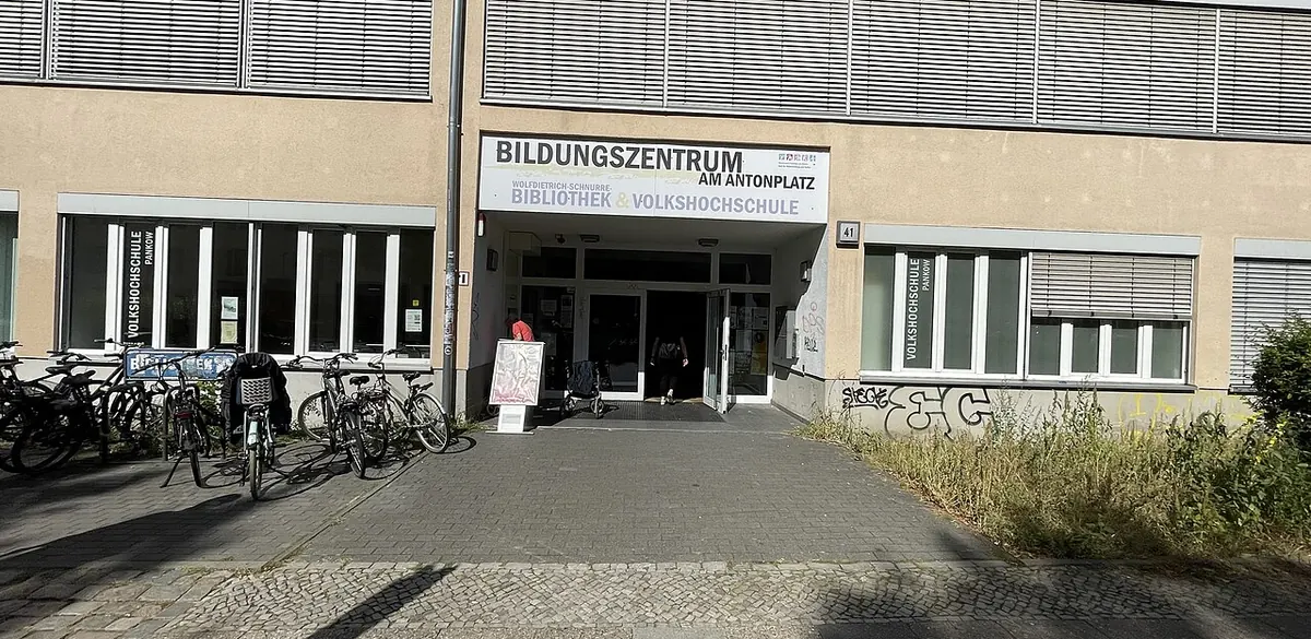 Außenansicht der Wolfdietrich-Schnurre-Bibliothek im Bildungszentrum am Antonplatz, Berlin (Foto von 2023).