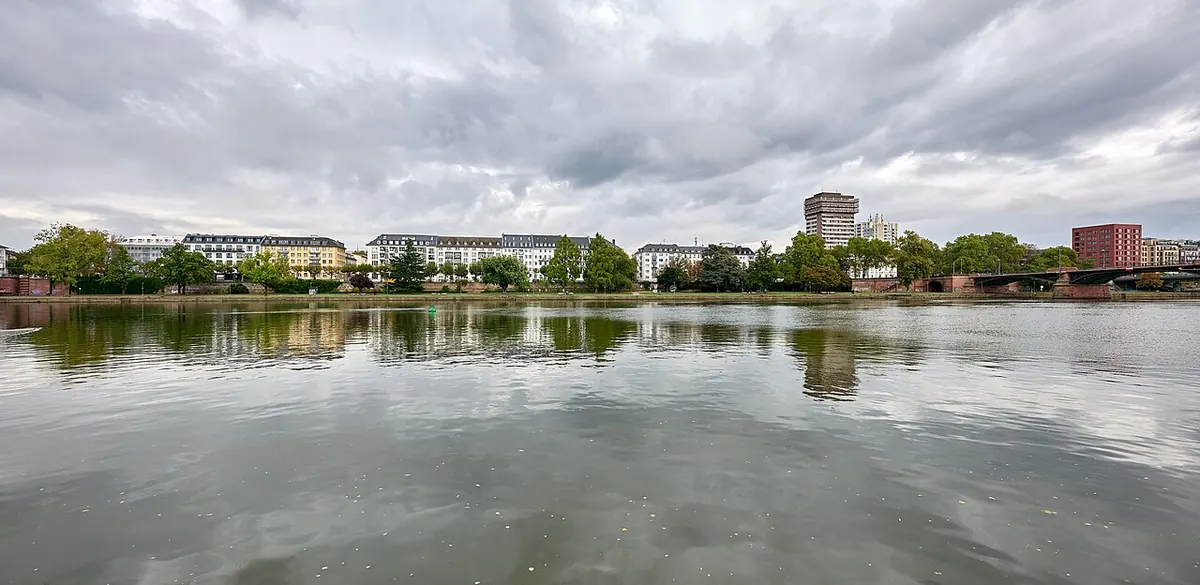 Deutschherrnufer, Frankfurt am Main (Foto von 2024).
